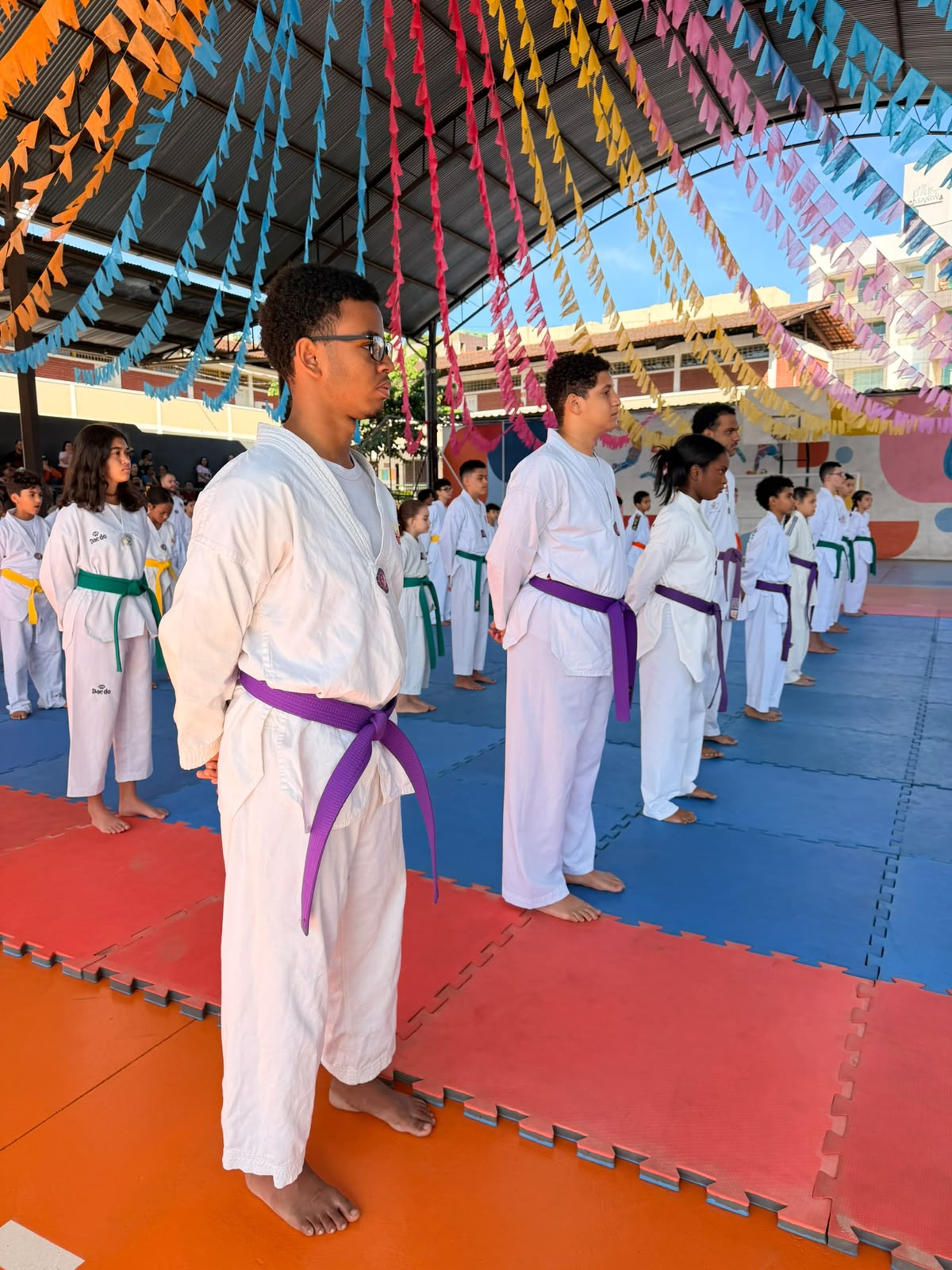 EXAME DE TROCA DE FAIXA CELEBRA EVOLUÇÃO DOS ALUNOS DE TAEKWONDO DO INSTITUTO ROMA